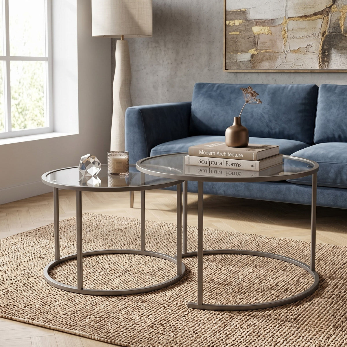 Couchtisch-Set in Grau von Hanah Home, zwei Tische aus gehärtetem Glas mit Metallgestell, unterschiedliche Grössen im Set kombiniert.