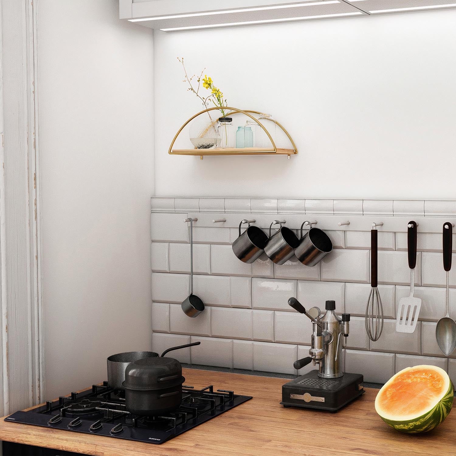 Verleihen Sie Ihrem Raum mit dem stilvollen Wandregal von Hanah Home in Gold und Braun einen Hauch von Eleganz. Hergestellt aus robustem Massivholz, bietet es sowohl Schönheit als auch Funktionalität.