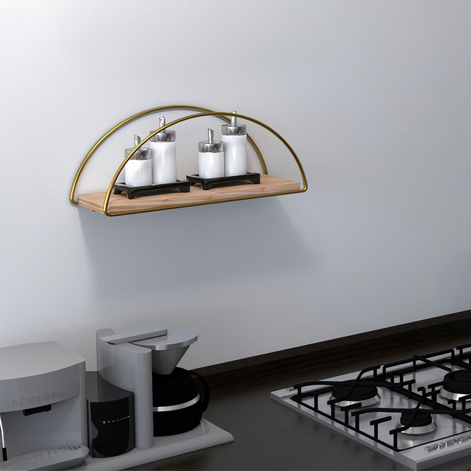 Gestalten Sie Ihr Zuhause mit dem eleganten Wandregal von Hanah Home in Gold und Braun. Aus hochwertigem Massivholz gefertigt, vereint es Stil und Funktionalität.