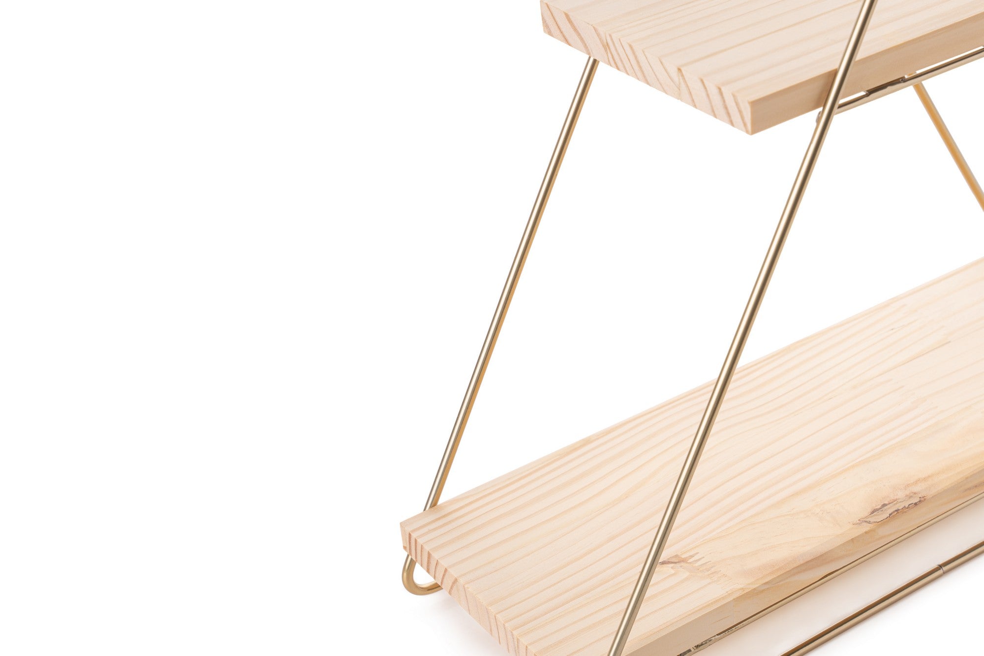 Verleihen Sie Ihrem Raum mit dem stilvollen Wandregal von Hanah Home aus Massivholz in Gold und Braun einen Hauch von Eleganz und Funktionalität.