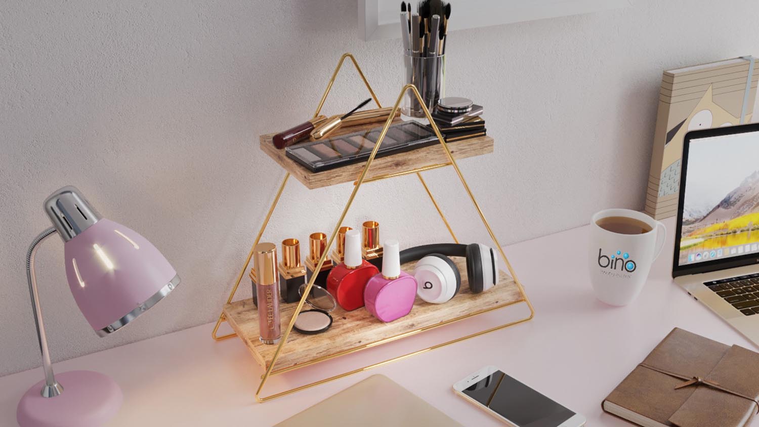 Verleihen Sie Ihrem Zuhause mit dem exquisiten Wandregal von Hanah Home aus Massivholz in Gold und Braun einen Hauch von Eleganz und Funktionalität.