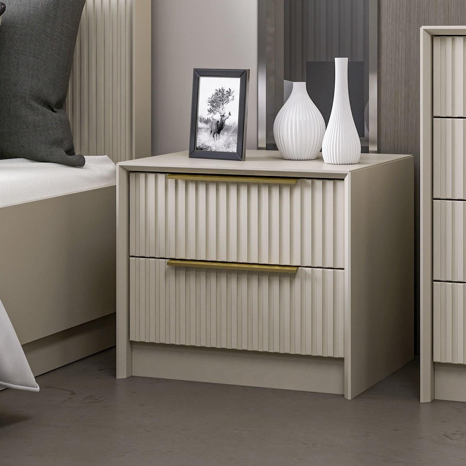 Entdecken Sie den eleganten Kale Luxe Nachttisch in Stein von Hanah Home. Perfekte Kombination aus Stil, Funktionalität und hochwertiger Verarbeitung.