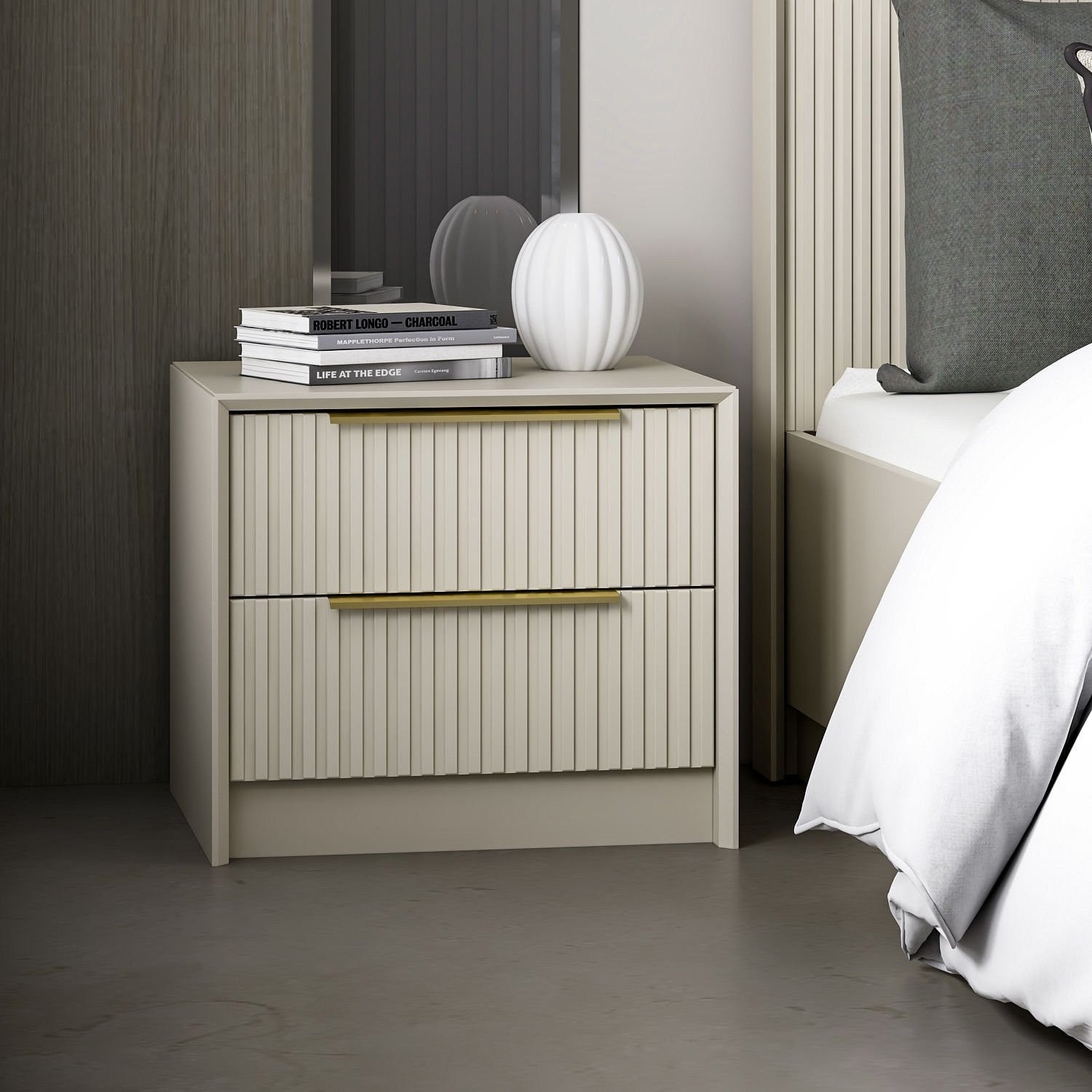 Verleihen Sie Ihrem Schlafzimmer mit dem Kale Luxe Nachttisch in Stein von Hanah Home einen Hauch von Eleganz. Ideal für stilvolle Aufbewahrung.