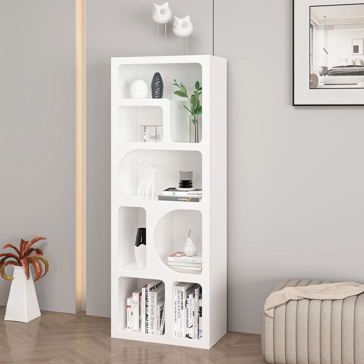 Weisses Bücherregal Bohem von Hanah Home mit vier Böden und sieben offenen Fächern, Korpus aus melaminbeschichteter Spanplatte.