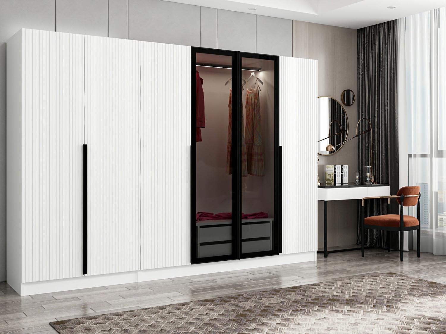 Entdecken Sie die elegante Kale Plus Garderobe in Rauch von Hanah Home. Perfekte Kombination aus Stil, Funktionalität und Langlebigkeit für Ihr Schlafzimmer.