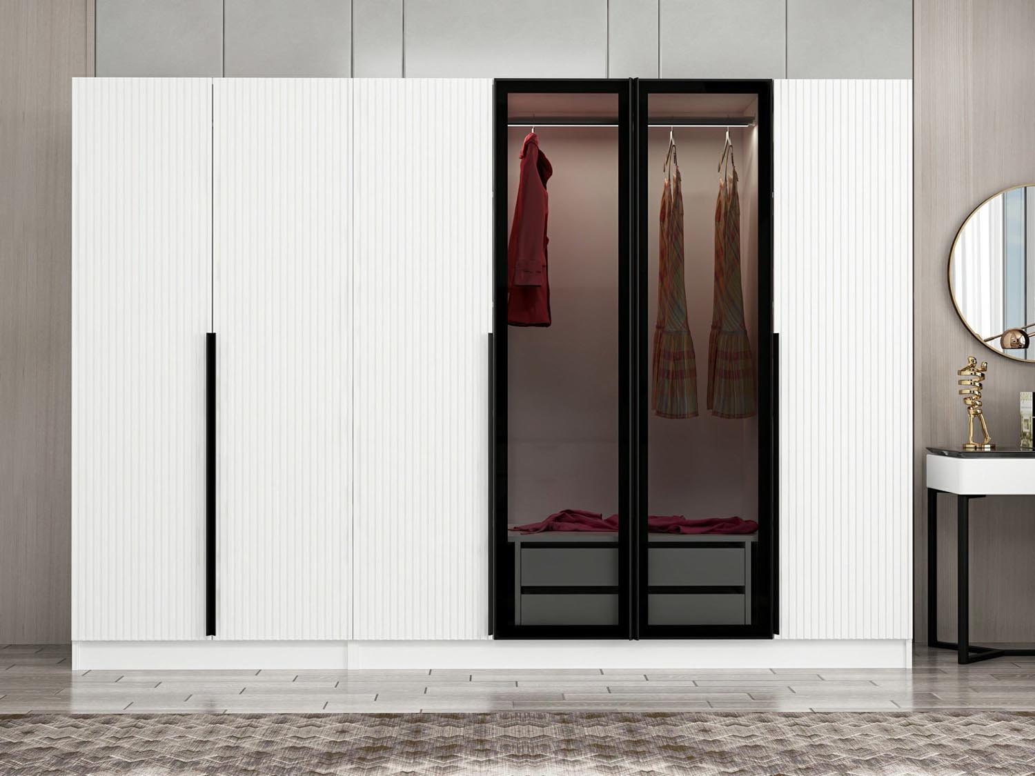 Verleihen Sie Ihrem Schlafzimmer mit der Kale Plus Garderobe in Rauch von Hanah Home neuen Glanz. Stilvoll, robust und geräumig – die ideale Lösung für Ihre Aufbewahrung!