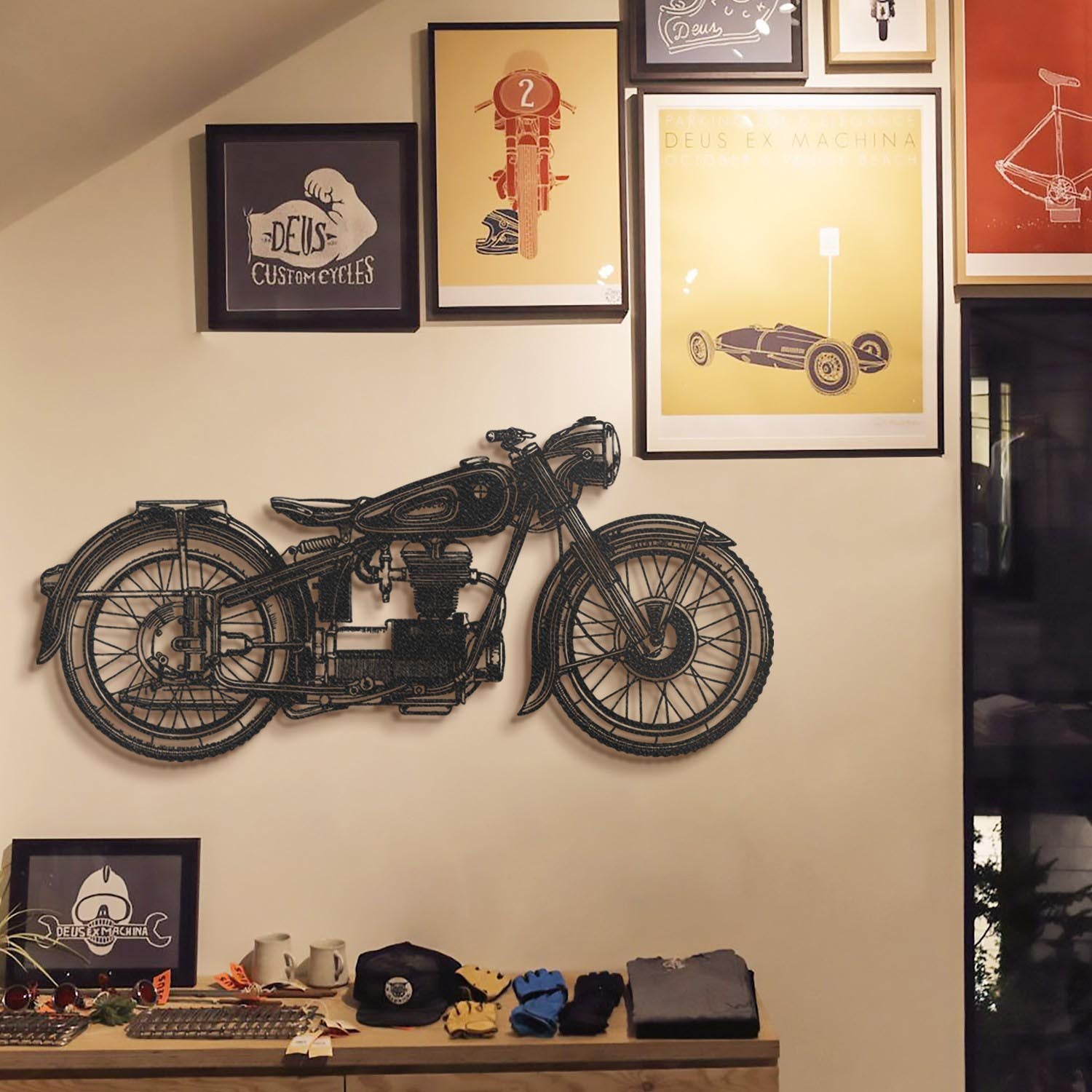 Entdecken Sie die stilvolle Cafe Racer Wanddeko in Schwarz von Wallity. Hochwertiges Metall, elegantes Design – ideal für jedes Zuhause!