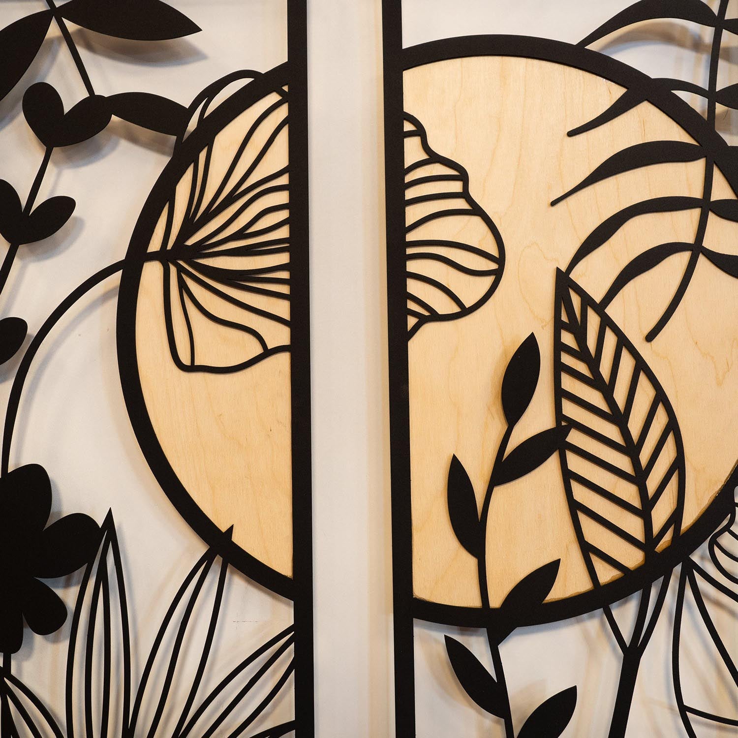 Verleihen Sie Ihrem Raum mit der Ginkgo Wood Wanddeko von Wallity in Schwarz und Beige einen Hauch von Eleganz und zeitloser Schönheit.