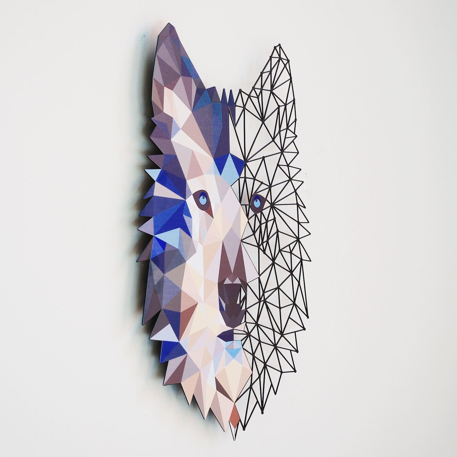 Verleihen Sie Ihrem Raum mit der mehrfarbigen Metal Wolf Wall Art von Wallity einen kreativen Akzent. Ideal für stilvolle Wandgestaltung!