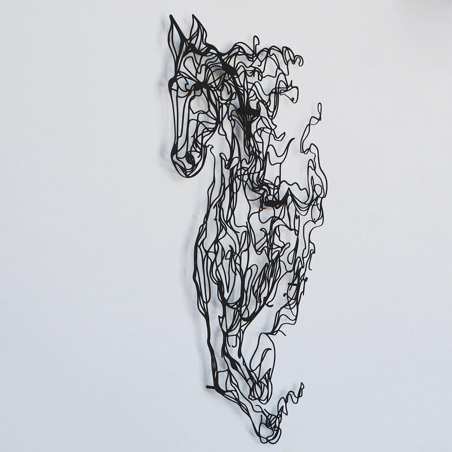 Entdecken Sie die exquisite Metal Horse Line Art Wanddeko von Wallity. Dieses elegante, schwarze Kunstwerk aus robustem Stahl verleiht jedem Raum einen Hauch von Raffinesse.