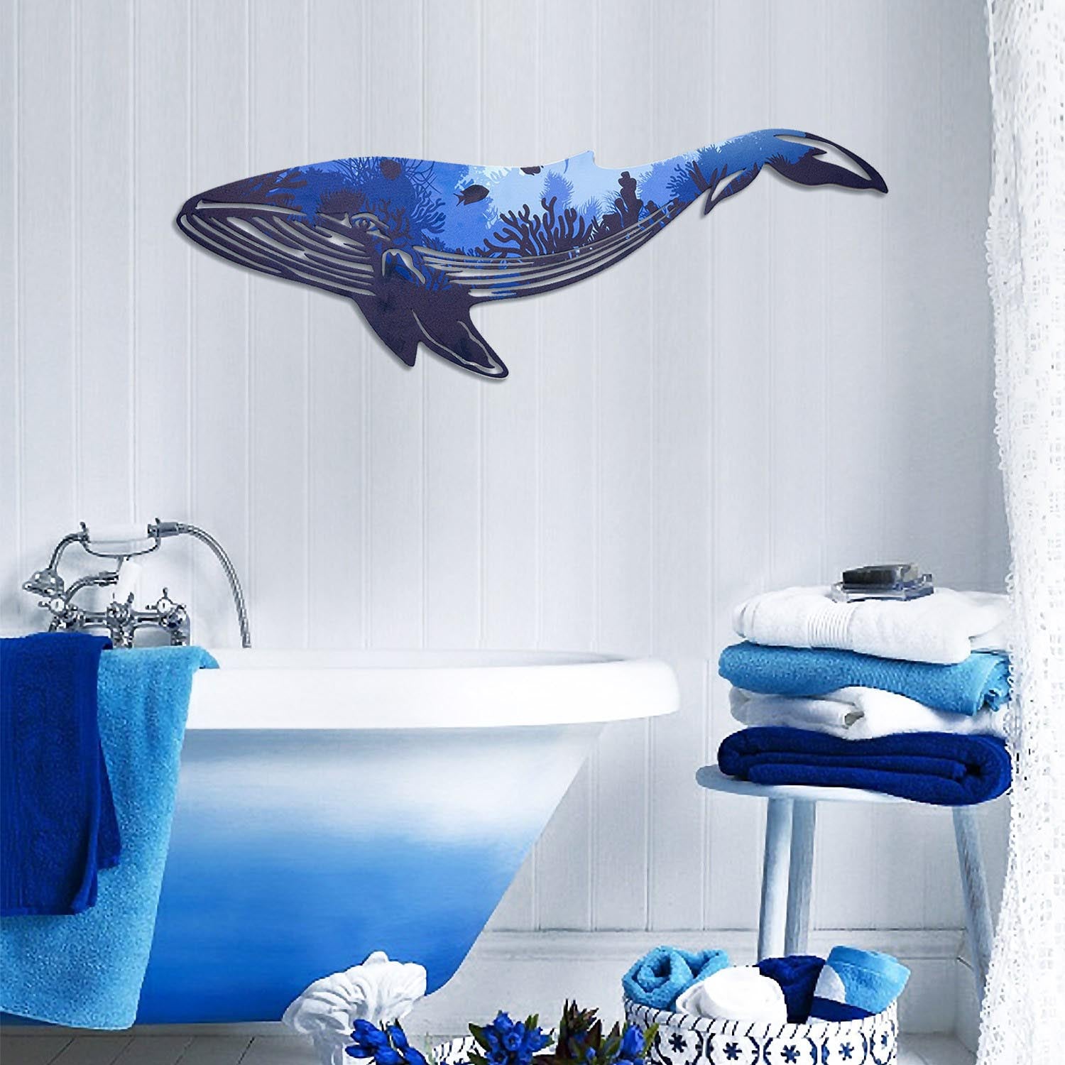 Entdecken Sie die faszinierende Reef Whale Metal Wall Art von Wallity. Dieses mehrfarbige Wandkunstwerk aus robustem Stahl verleiht jedem Raum Eleganz und Stil.