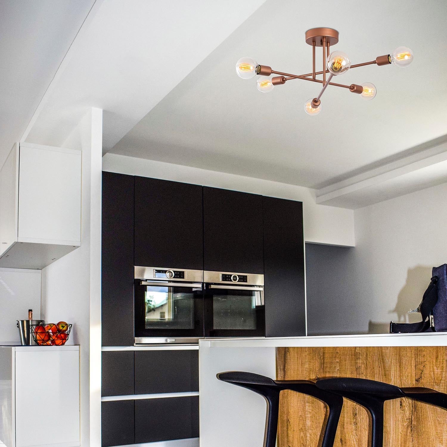 Entdecken Sie die Flower Pendelleuchte in Kupfer von Opviq – ein elegantes Designstück, das jeden Raum mit warmem Licht und Stil bereichert.