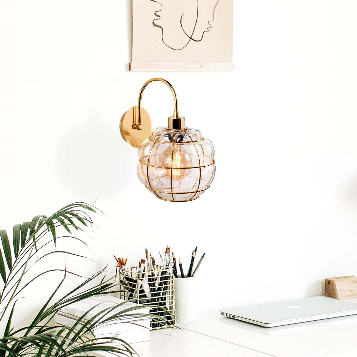 Verleihen Sie Ihrem Zuhause mit der goldenen Safderun Wandleuchte von Opviq einen Hauch von Luxus und Eleganz. Ideal für jeden Raum!