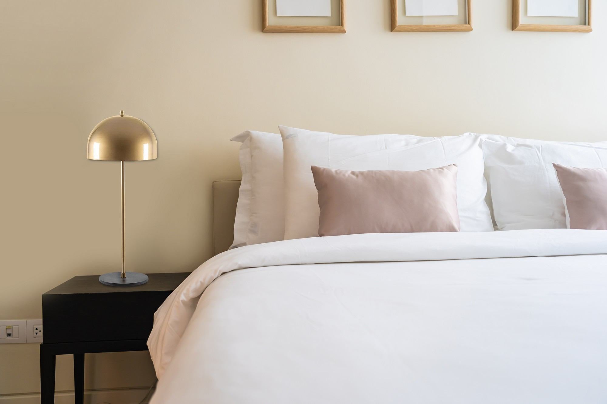 Elegante Can Tischleuchte in Gold und Schwarz von Opviq. Perfekte Kombination aus skandinavischem Design und warmem Licht für jeden Raum.