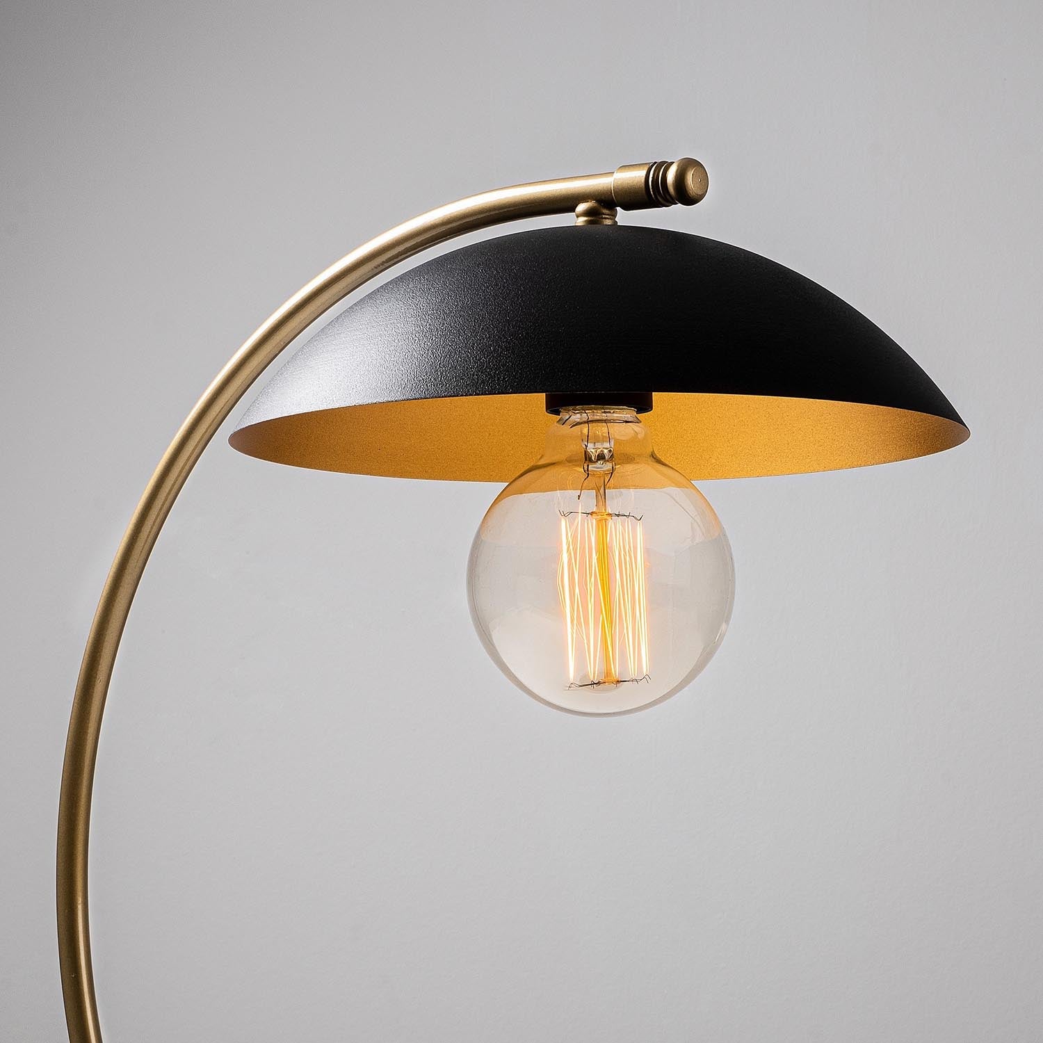 Elegante Sıvani Tischleuchte in Schwarz Gold von Opviq – ein stilvolles Highlight für Ihr Zuhause, das Atmosphäre und Raffinesse schafft.