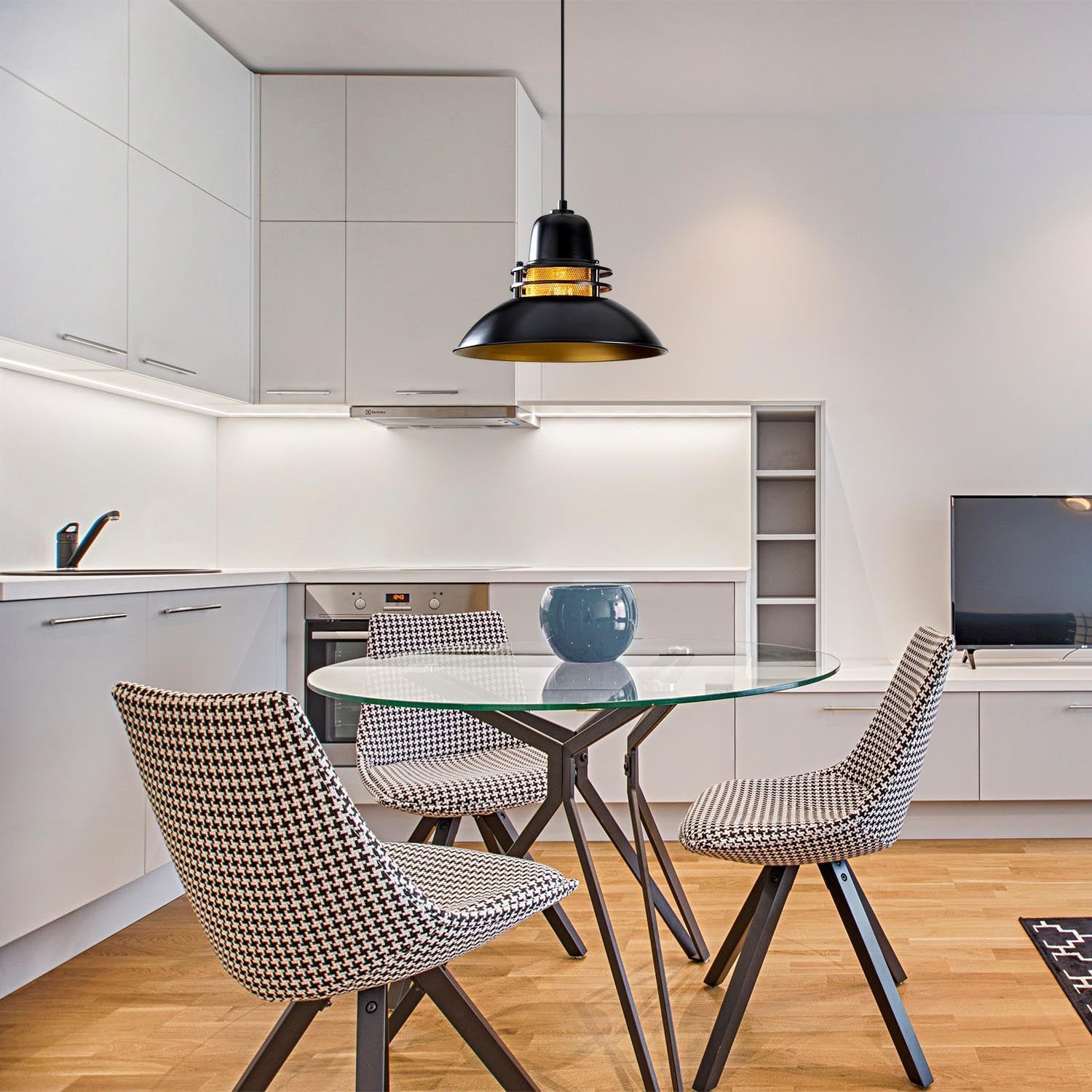 Entdecken Sie die elegante Berceste Pendelleuchte in Schwarz von Opviq. Perfekt für stilvolle Akzente in jedem Raum.