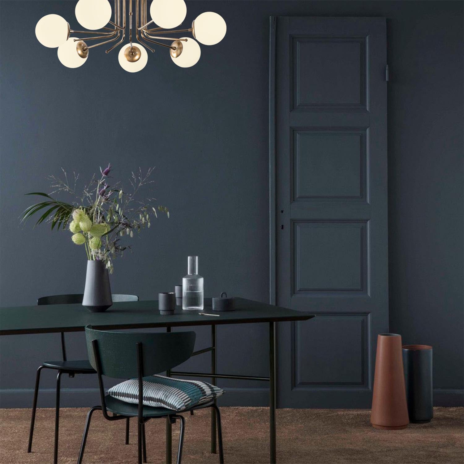 Entdecken Sie die Daisy Pendelleuchte in Gold und Weiß von Opviq – ein skandinavisches Meisterwerk, das Eleganz und Stil in jeden Raum bringt.