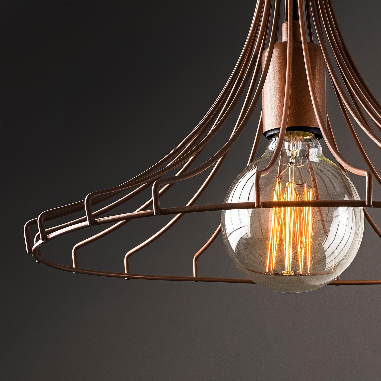 Verleihen Sie Ihrem Zuhause mit der Mezopotamya Pendelleuchte in Kupfer von Opviq einen Hauch von Luxus und modernem Flair. Ideal für jedes Ambiente!