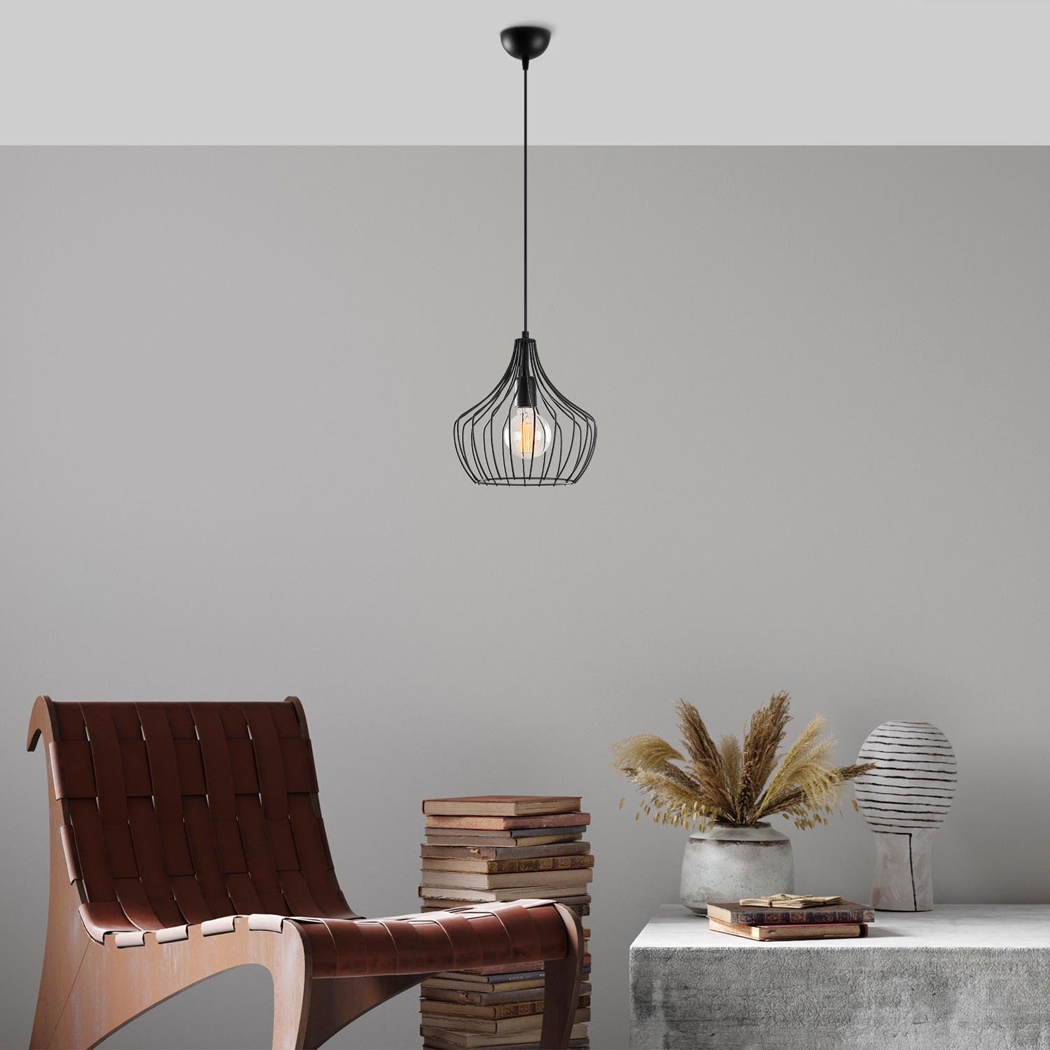 Entdecken Sie die Mezopotamya Pendelleuchte in Schwarz von Opviq – ein eleganter Kronleuchter, der jeden Raum stilvoll aufwertet.