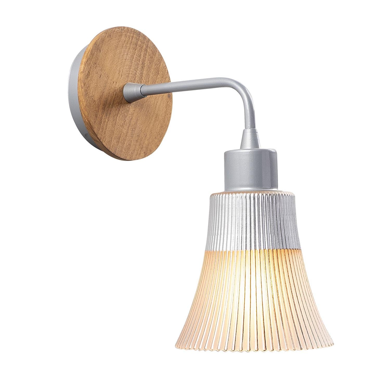 Verleihen Sie Ihrem Raum mit der Foca Wandleuchte in Silber von Opviq einen Hauch von Eleganz. Diese moderne Lampe kombiniert Glas und Holz für eine stilvolle Beleuchtung.
