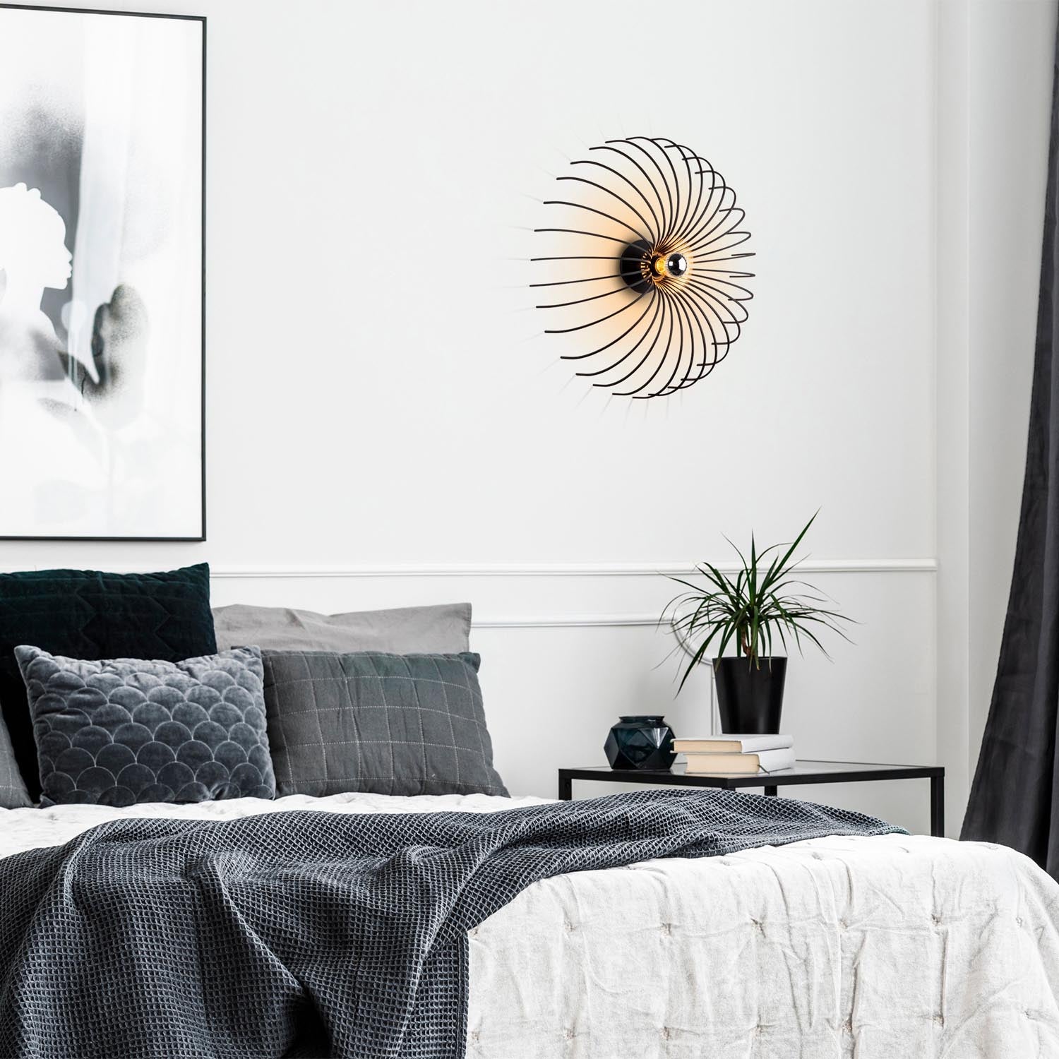 Entdecken Sie die elegante Aspendos Wandleuchte in Schwarz von Opviq. Modernes Design trifft auf Langlebigkeit und schafft eine stilvolle Atmosphäre.