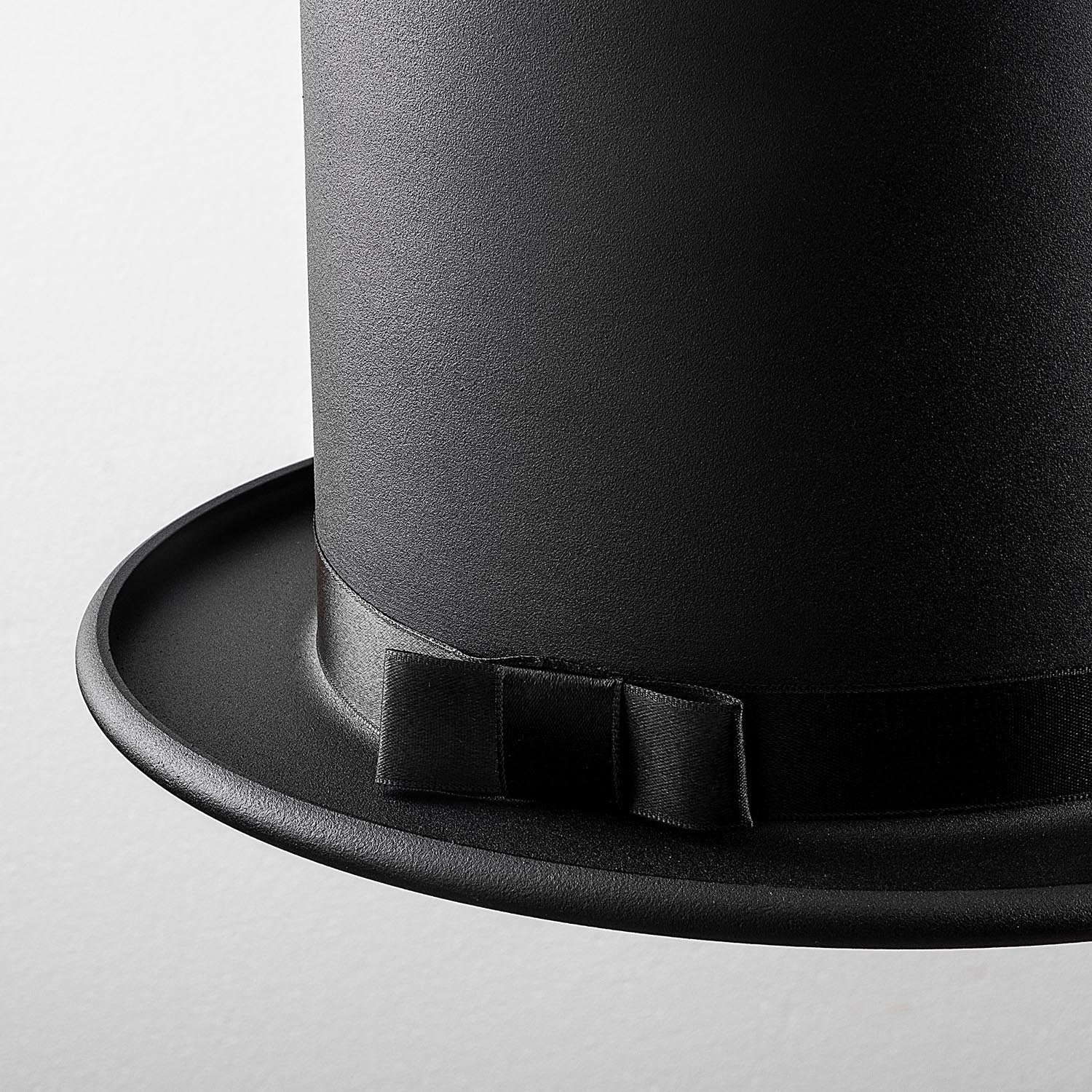 Erleben Sie die Fötr Sivani Pendelleuchte von Opviq – ein einzigartiger Metall-Kronleuchter in Schwarz-Weiß, der jedem Raum einen Hauch von Stil verleiht.