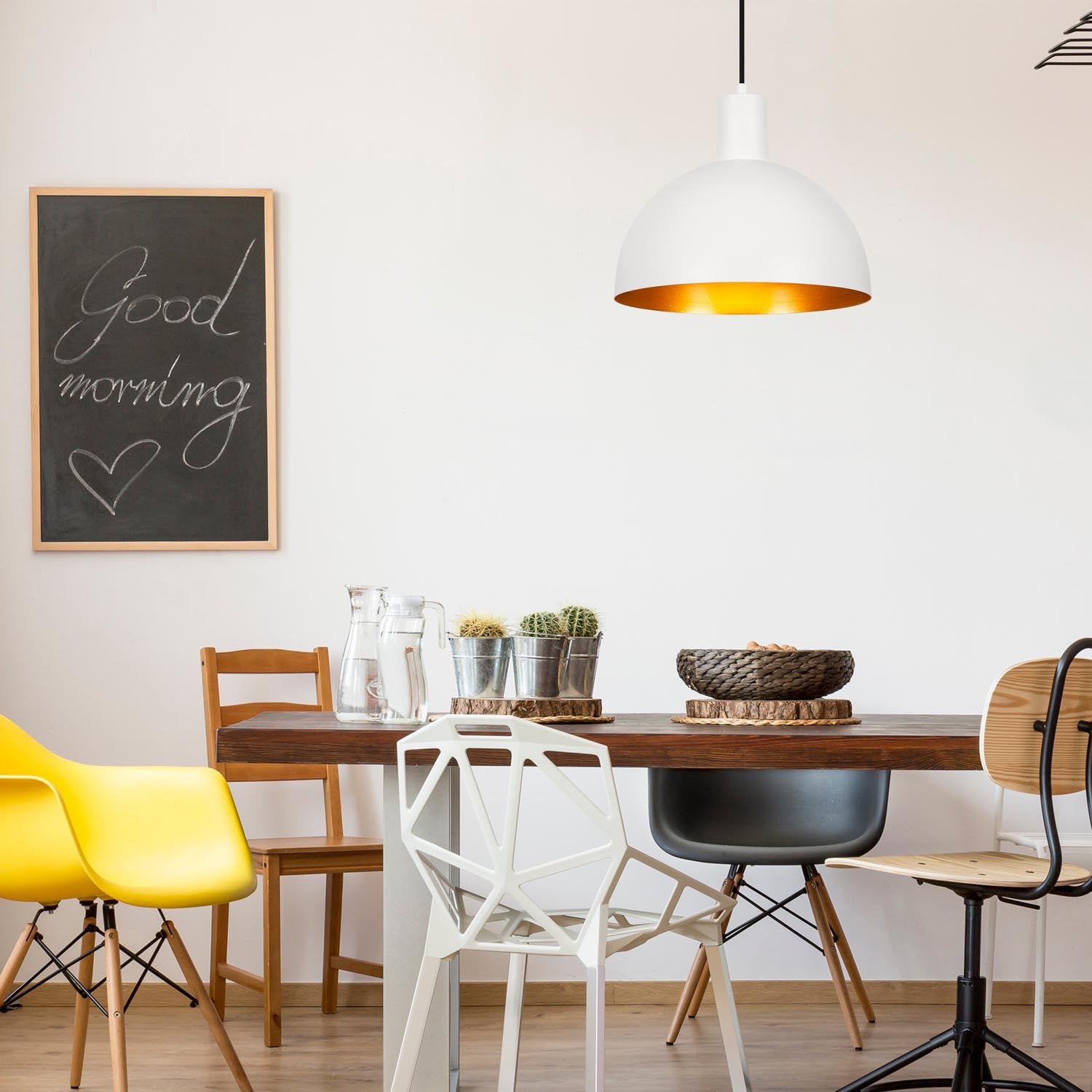 Entdecken Sie die elegante Sivani Pendelleuchte in Weiß und Gold von Opviq. Perfekt für stilvolle Räume, verleiht sie jedem Ambiente einen Hauch von Luxus.