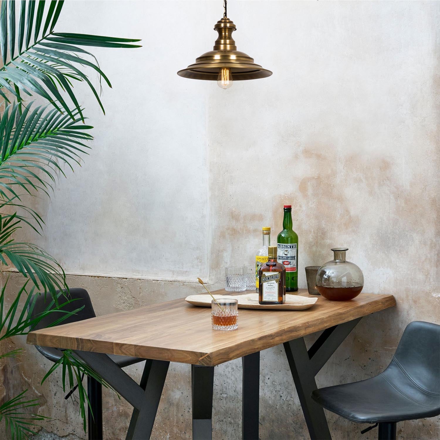 Entdecken Sie die Sivani Pendelleuchte von Opviq – ein eleganter Vintage-Kronleuchter, der jeden Raum mit Stil und Wärme erhellt.