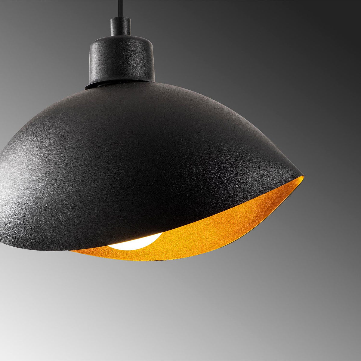 Sivani Pendellampe - Schwarz in Schwarz präsentiert im Onlineshop von KAQTU Design AG. Pendelleuchte ist von Opviq