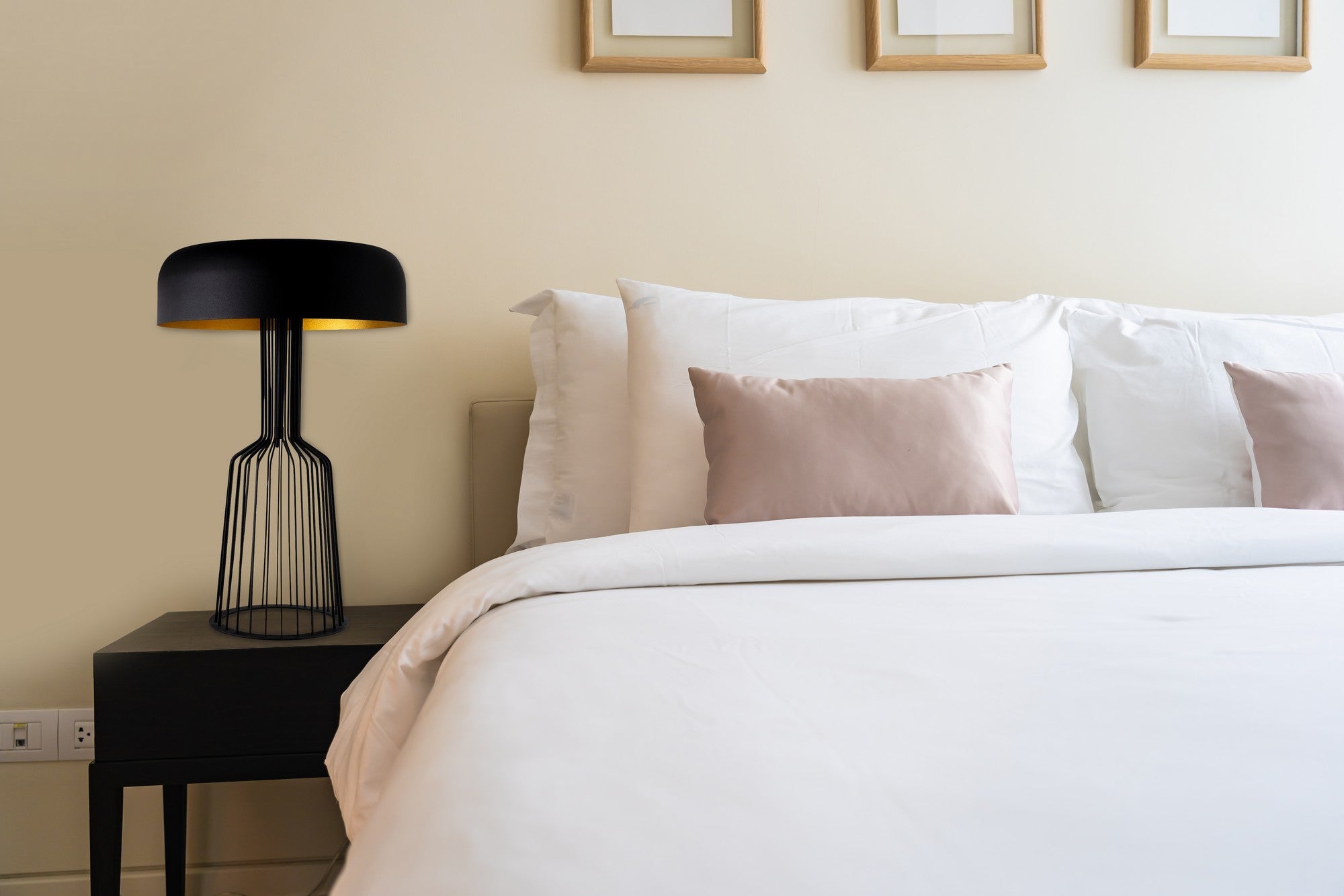 Entdecken Sie die elegante Fellini Tischleuchte in Schwarz Gold von Opviq. Ein stilvolles Lichtobjekt, das jeden Raum mit Luxus und Wärme erfüllt.