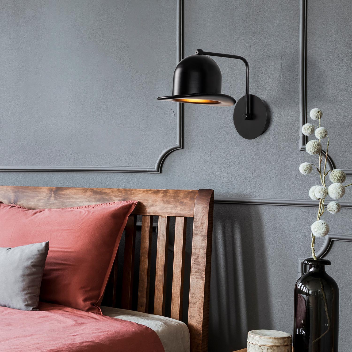 Erleben Sie die Fötr Sivani Wandleuchte von Opviq in stilvollem Schwarz. Diese elegante Lampe vereint modernes Design mit industriellem Flair und verwandelt jeden Raum in eine gemütliche Oase.