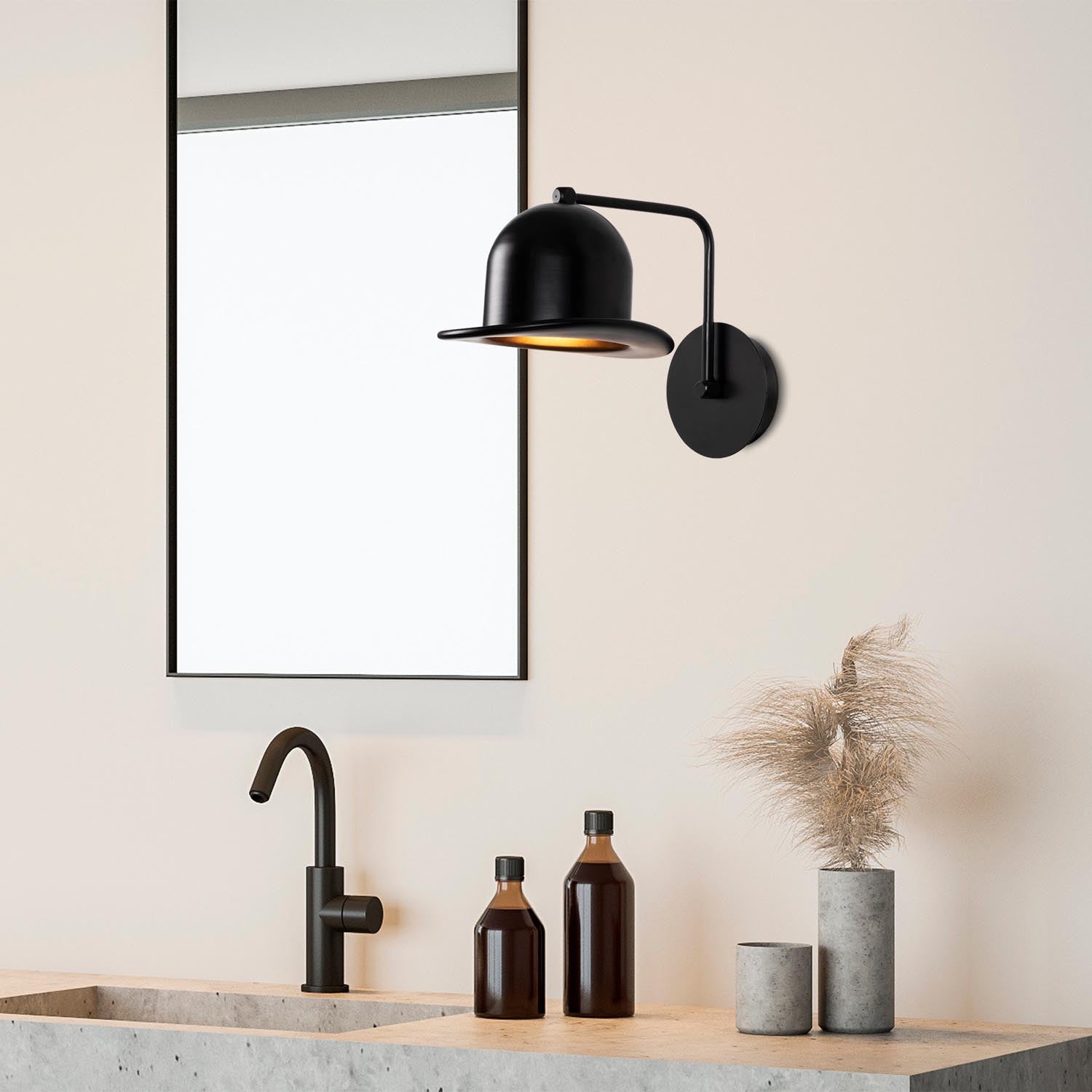 Entdecken Sie die Fötr Sivani Wandleuchte von Opviq in edlem Schwarz. Diese stilvolle Lampe kombiniert modernes Design mit industriellem Charme und schafft eine einladende Atmosphäre in jedem Raum.