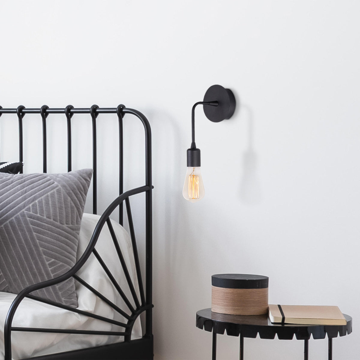 Dartini Wandleuchte - Schwarz in Schwarz präsentiert im Onlineshop von KAQTU Design AG. Wandleuchte ist von Opviq