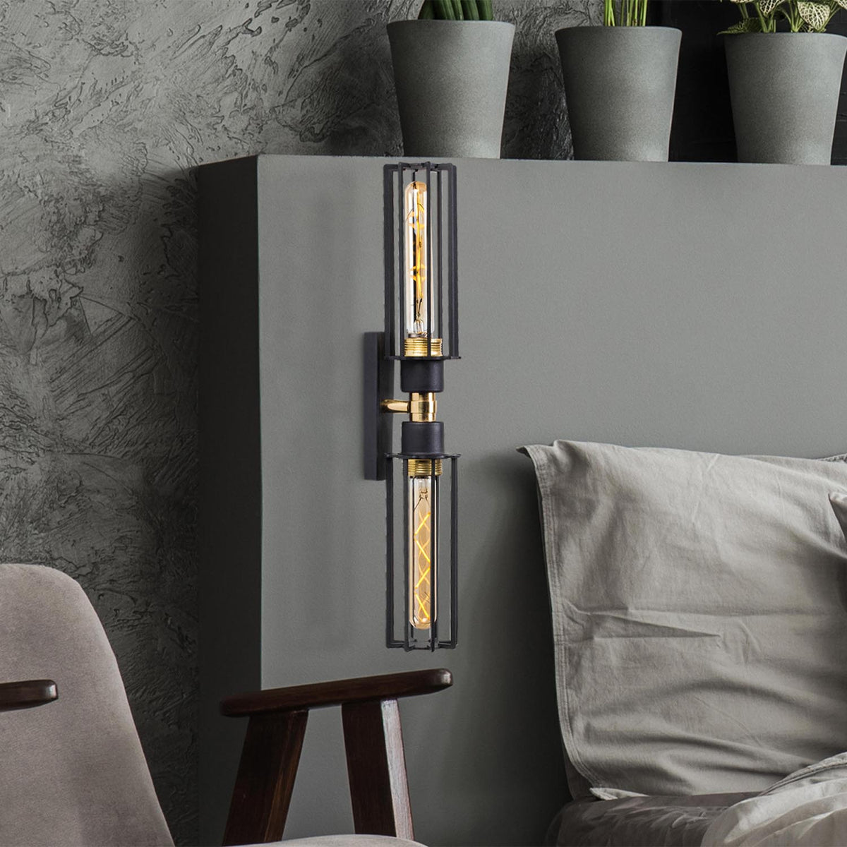Fellini Wandleuchte - Schwarz Gold in Schwarz Gold präsentiert im Onlineshop von KAQTU Design AG. Wandleuchte ist von Opviq