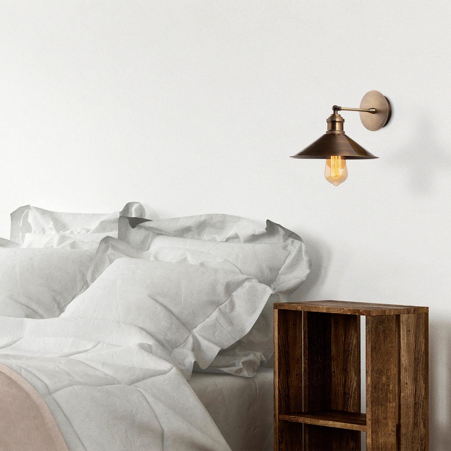 Verleihen Sie Ihrem Zuhause mit der Sivani Wandleuchte von Opviq einen Hauch von Vintage-Charme und zeitloser Eleganz.