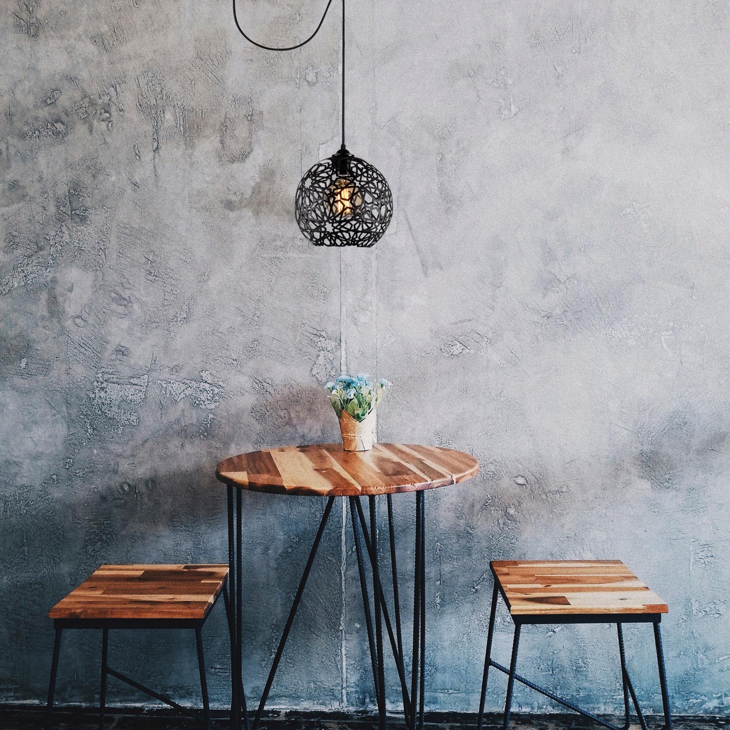 Entdecken Sie die elegante Fellini Pendelleuchte in Schwarz von Opviq. Perfekt für stilvolle Akzente in jedem Raum.