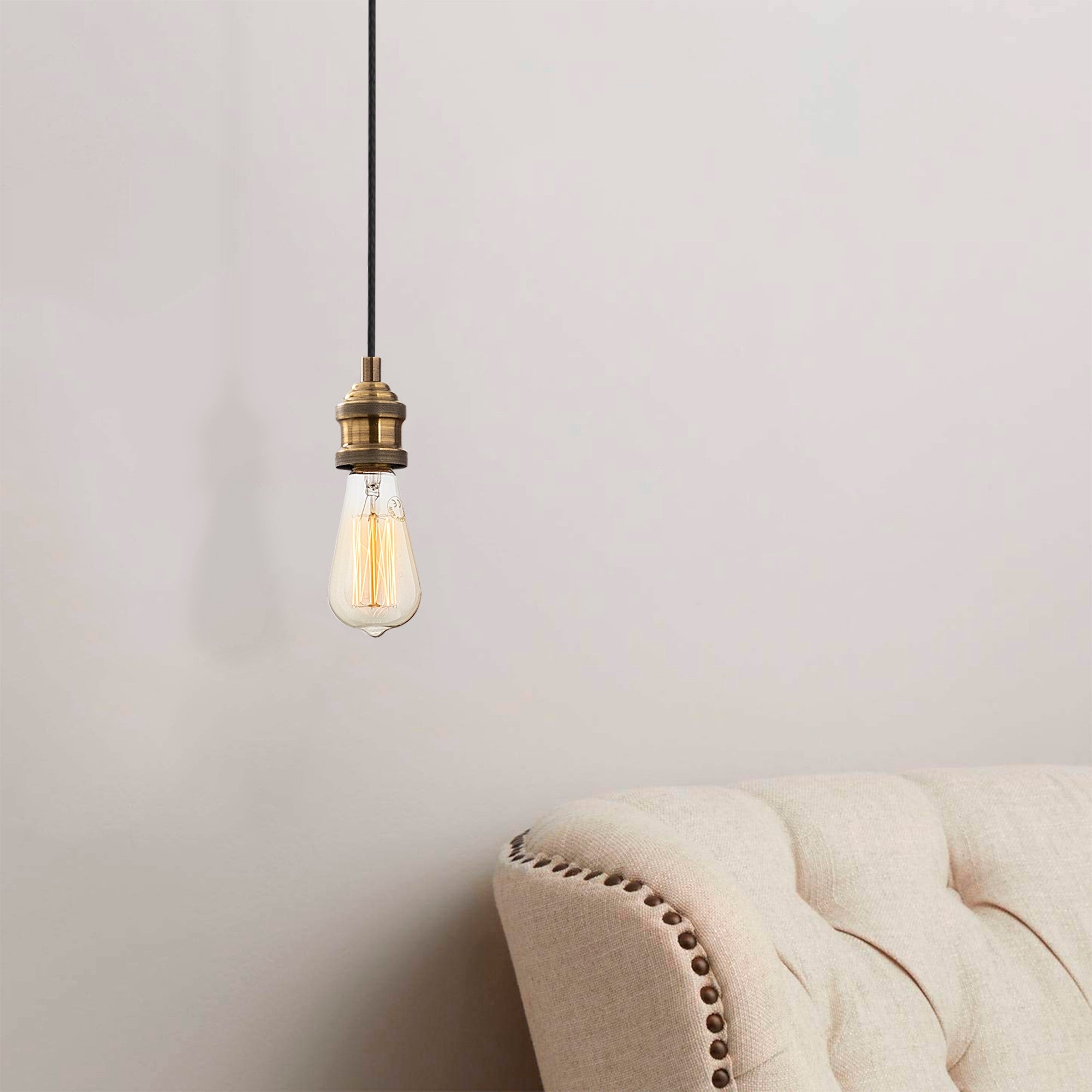 Entdecken Sie die Kabluni Pendelleuchte von Opviq – ein eleganter Vintage-Kronleuchter, der jedem Raum Stil und Atmosphäre verleiht.