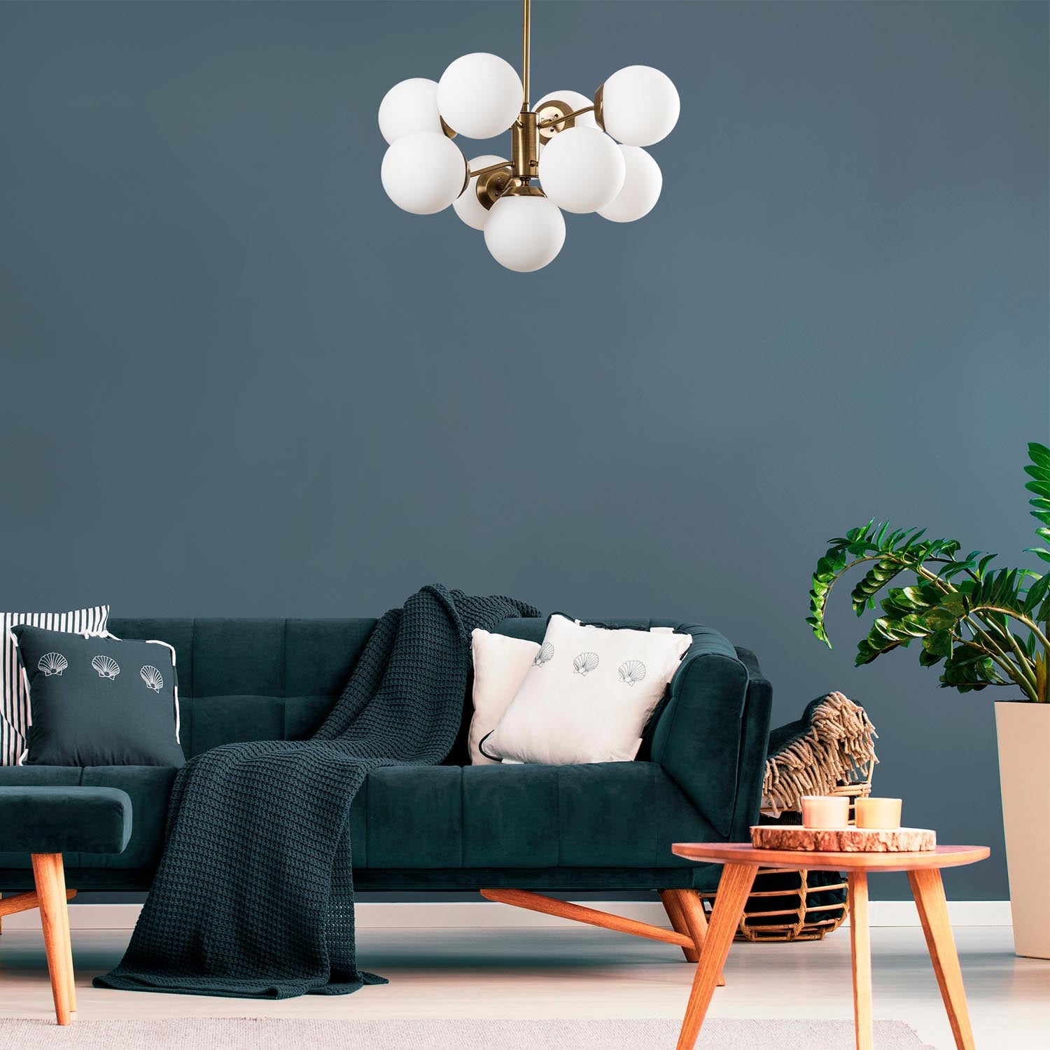 Entdecken Sie die Mudoni Pendelleuchte in Vintage Weiss von Opviq. Ein eleganter Kronleuchter, der zeitlosen Charme und skandinavischen Stil vereint.