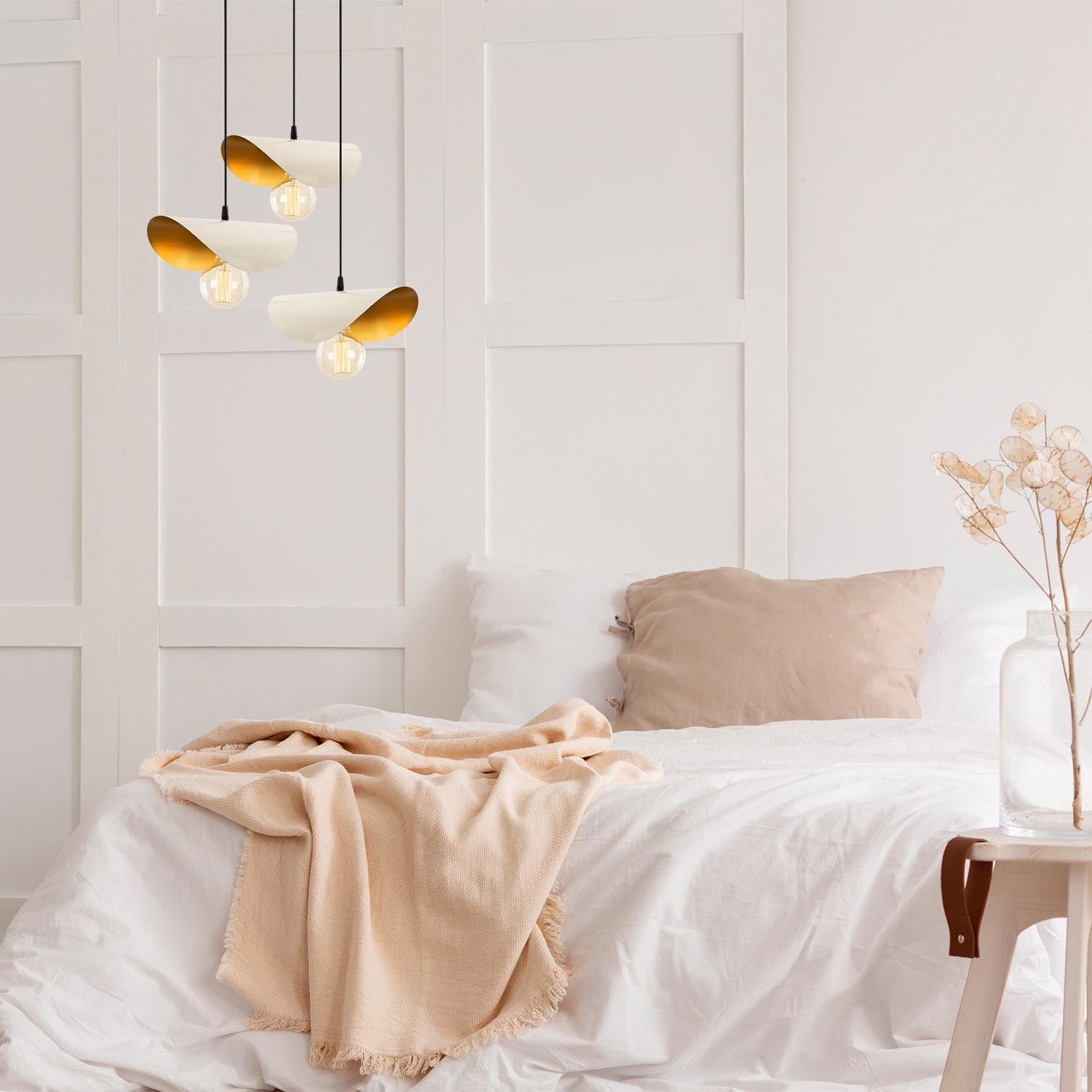 Entdecken Sie die Sivani Pendelleuchte in Weiß und Gold von Opviq – ein elegantes Design-Highlight für jeden Raum, das Stil und Luxus vereint.