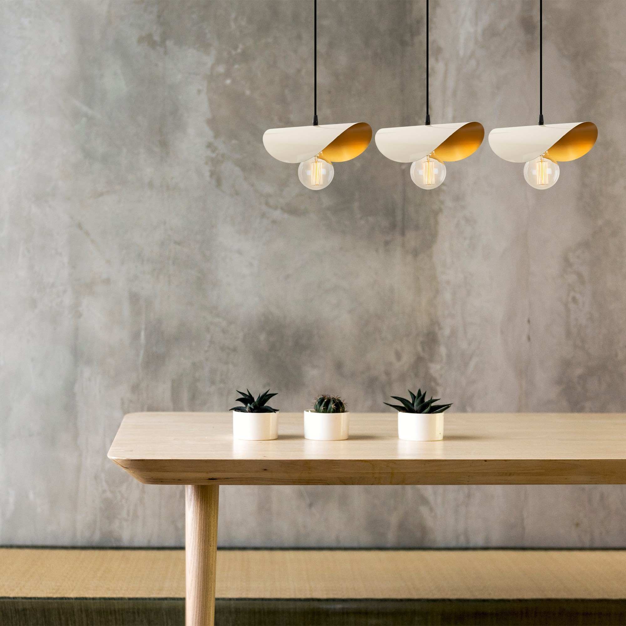 Entdecken Sie die elegante Sivani Pendelleuchte in Weiß und Gold von Opviq. Ein modernes Design, das jeden Raum stilvoll erhellt und veredelt.