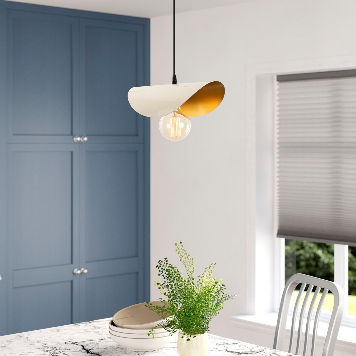 Entdecken Sie die Sivani Pendelleuchte in Weiß und Gold von Opviq. Modernes Design, warmes Licht und stilvolle Eleganz für Ihr Zuhause.