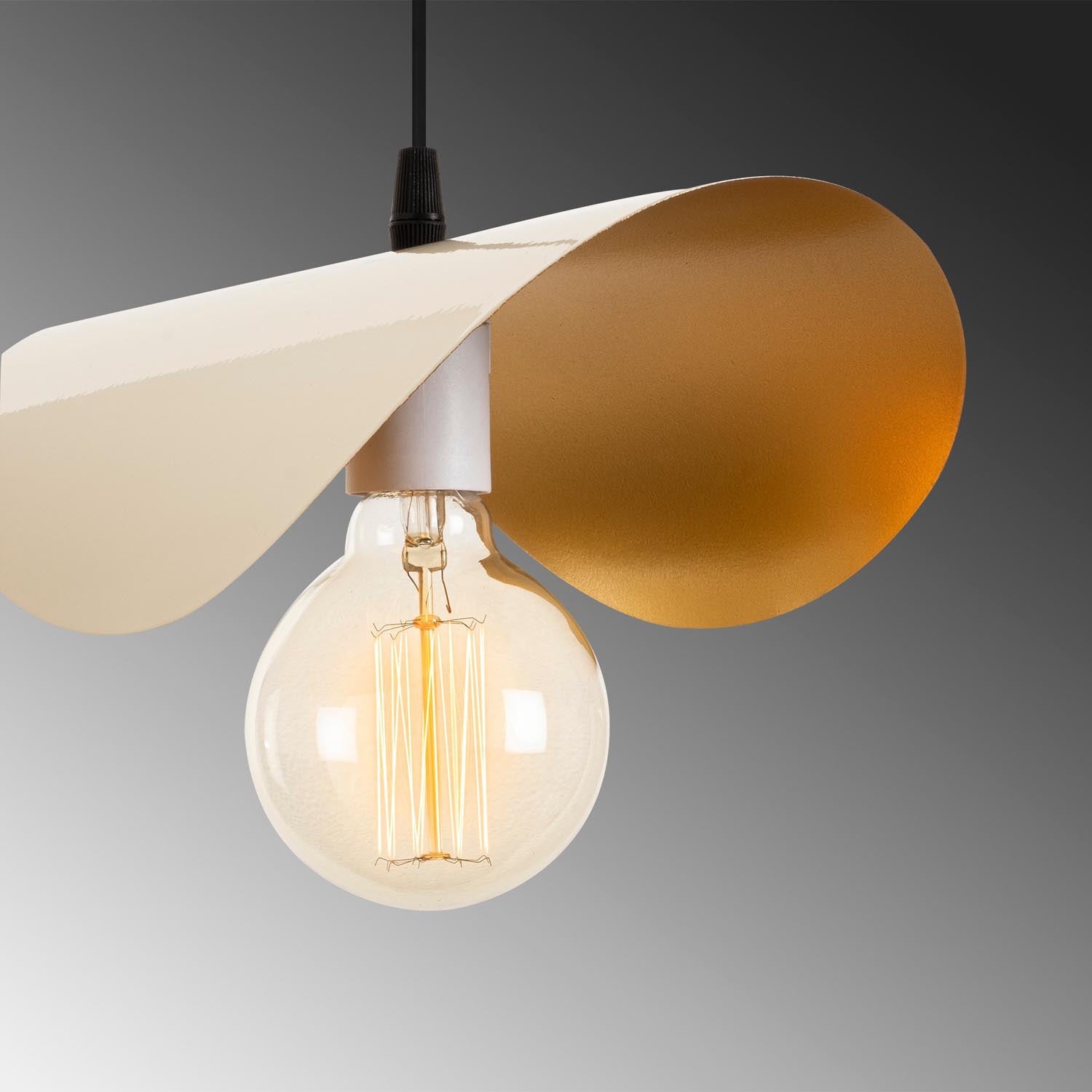 Die Sivani Pendelleuchte von Opviq kombiniert modernes Design mit edlen Weiß- und Goldtönen, um jedem Raum eine warme, stilvolle Note zu verleihen.