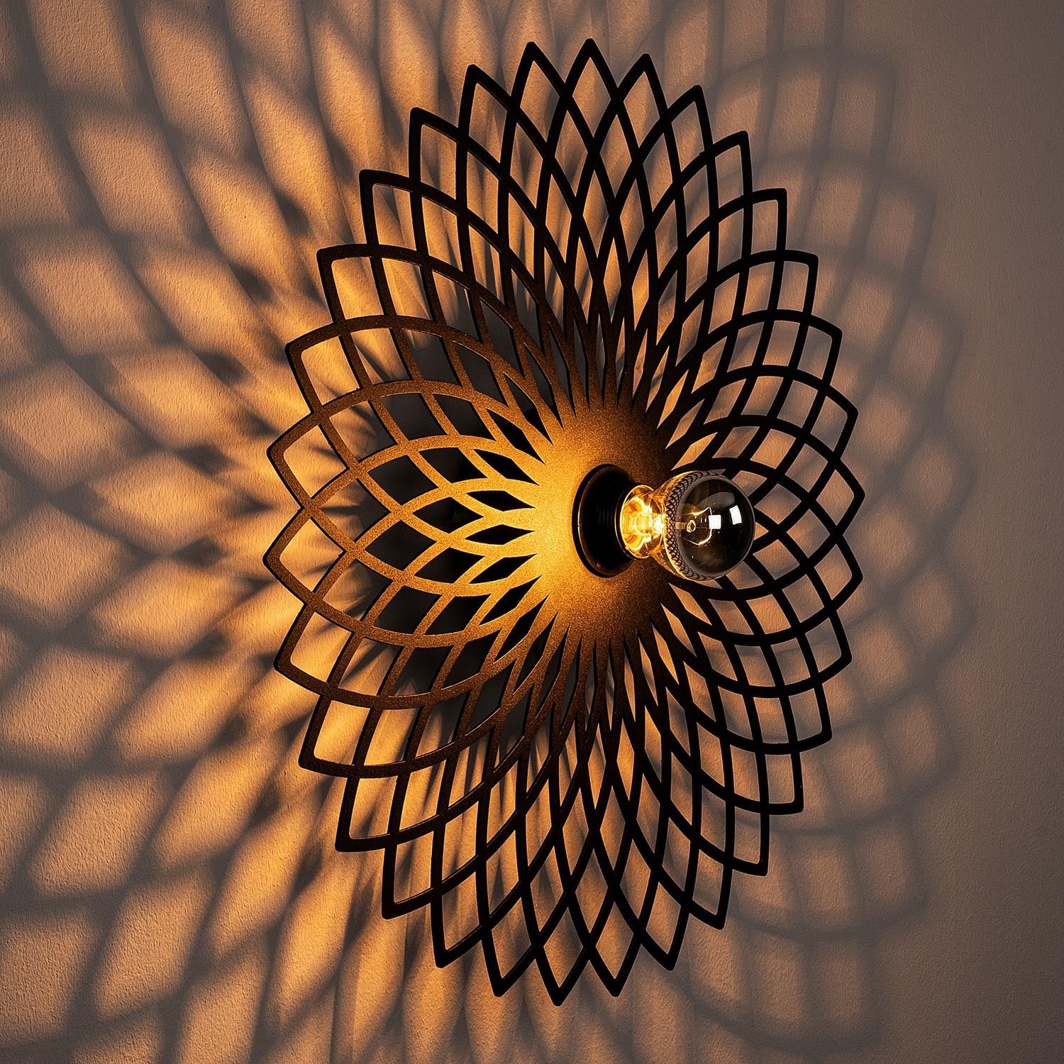 Verleihen Sie Ihrem Zuhause mit der Fellini Wandleuchte in Schwarz von Opviq einen modernen Touch. Ideal für jeden Raum!