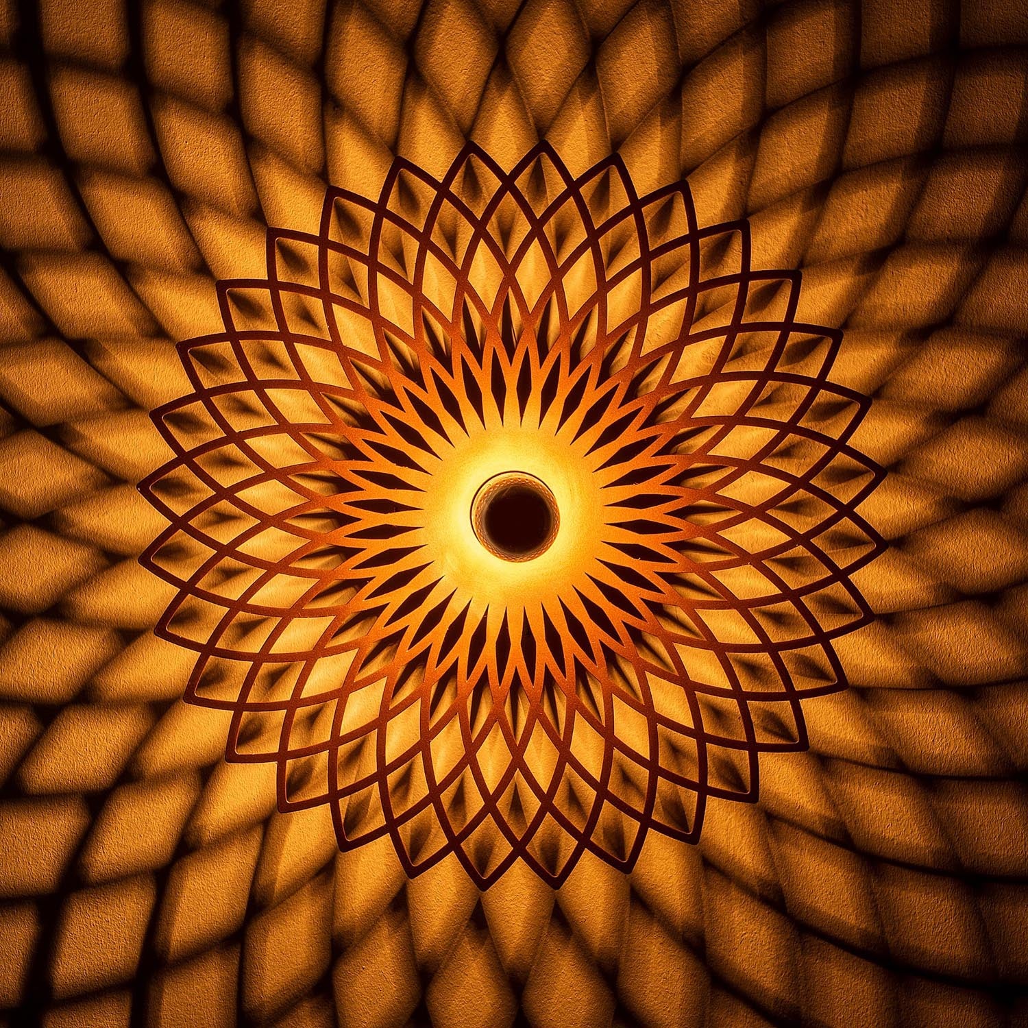 Entdecken Sie die Fellini Wandleuchte von Opviq in elegantem Kupfer – ein stilvolles Highlight, das Ihr Zuhause mit warmem Licht und zeitloser Eleganz verwandelt.