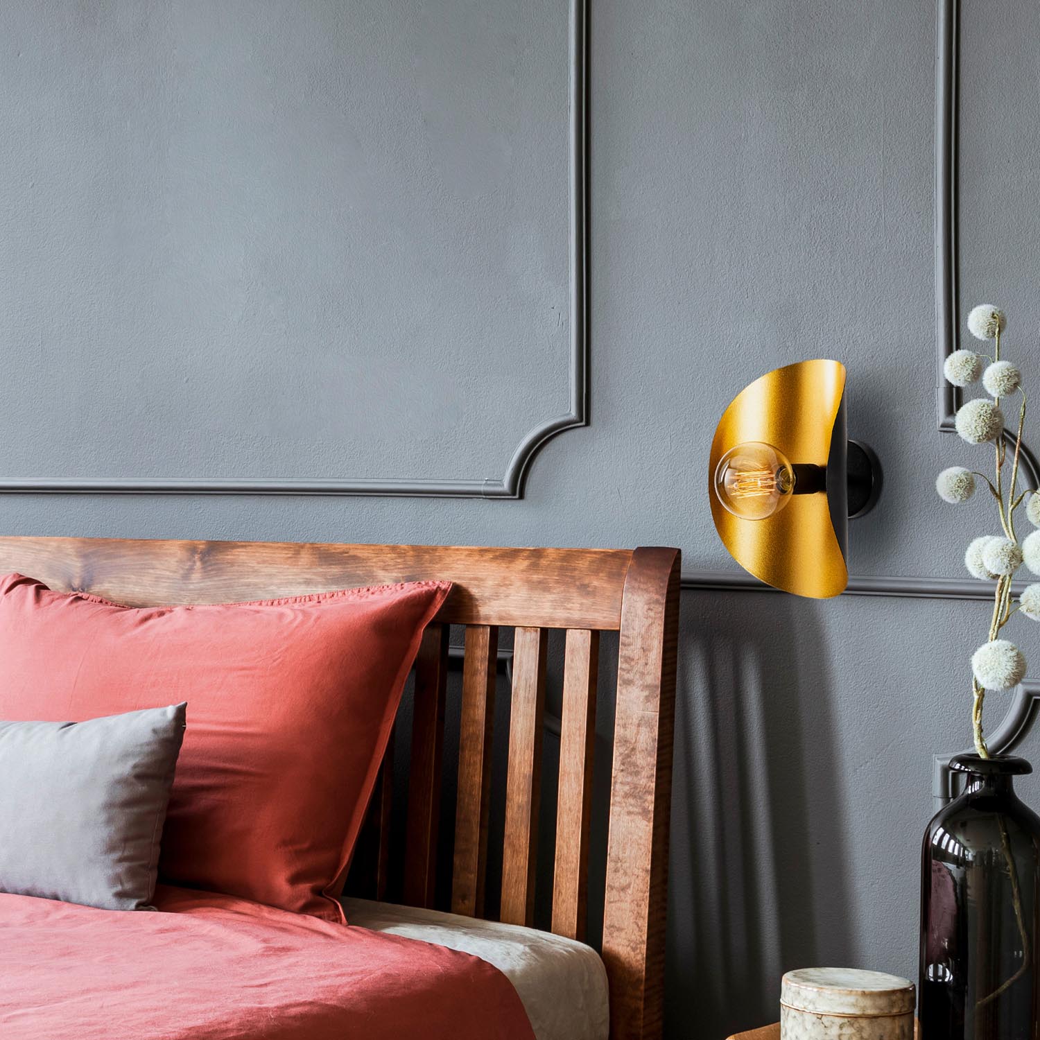 Verleihen Sie Ihrem Raum mit der Sivani Wandleuchte in Schwarz Gold von Opviq einen Hauch von Luxus und zeitloser Eleganz.