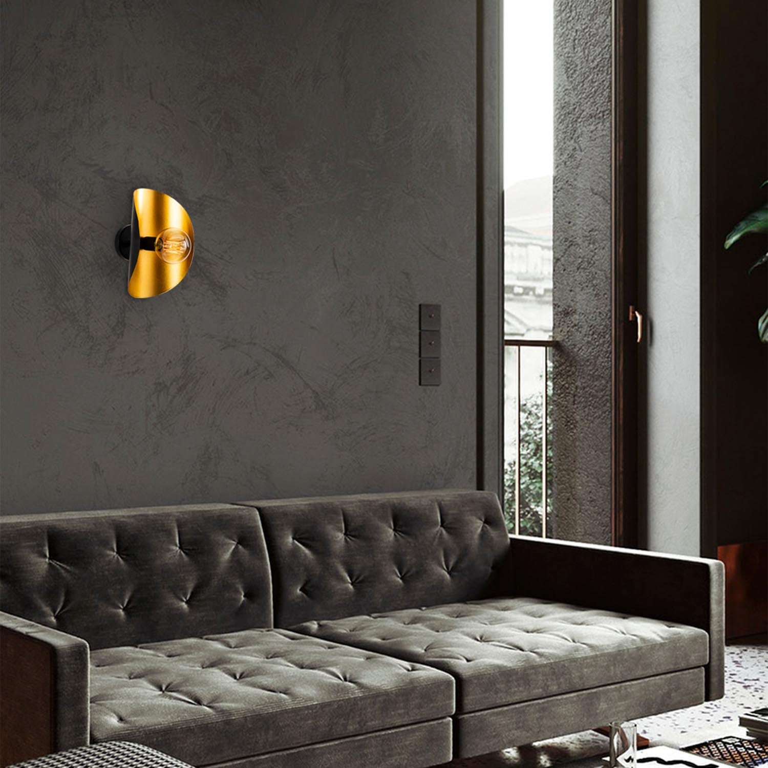 Verleihen Sie Ihrem Zuhause mit der Sivani Wandleuchte in Schwarz Gold von Opviq einen Hauch von Eleganz und schaffen Sie eine einladende Atmosphäre.