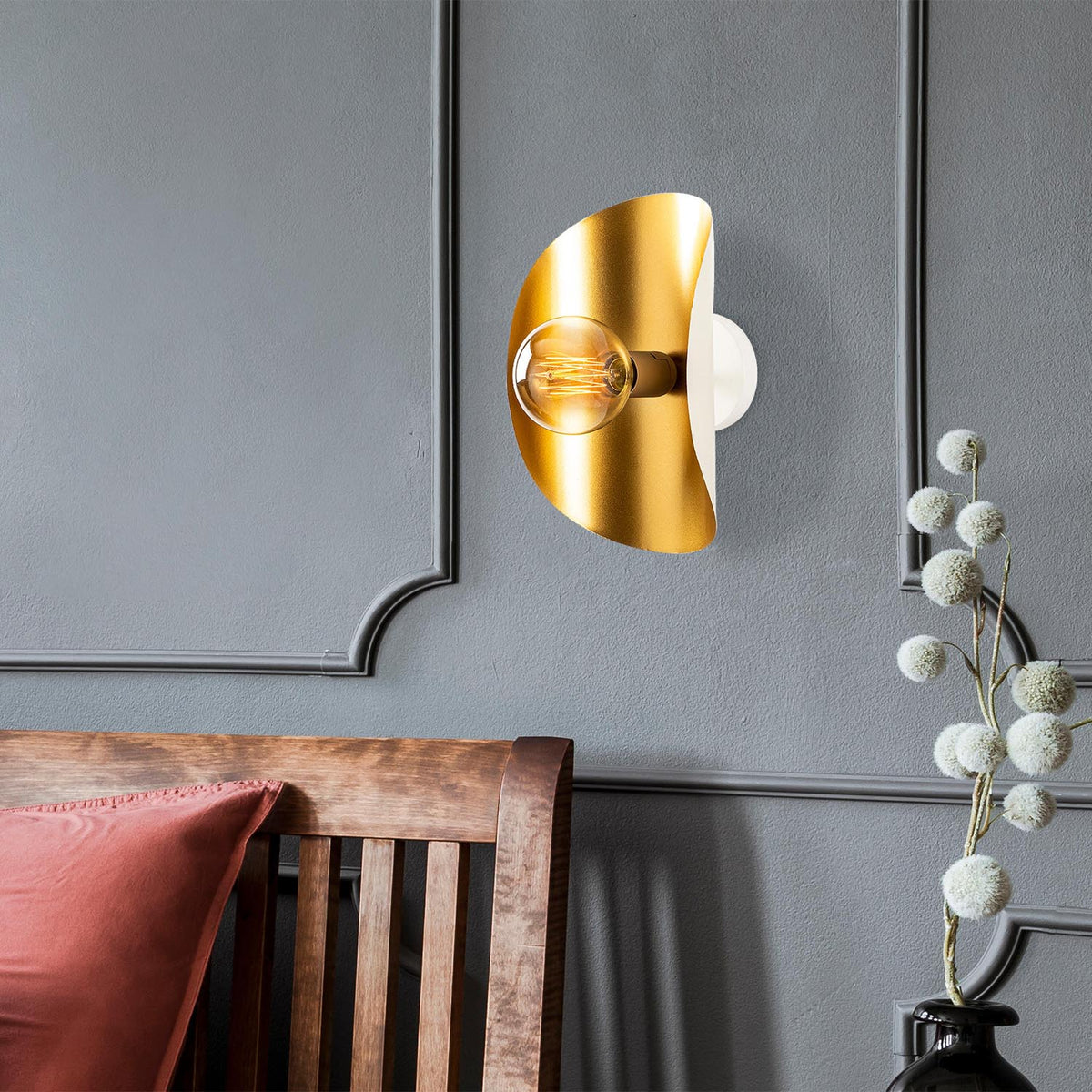 Sivani Wandleuchte - Weisses Gold in Weisses Gold präsentiert im Onlineshop von KAQTU Design AG. Wandleuchte ist von Opviq