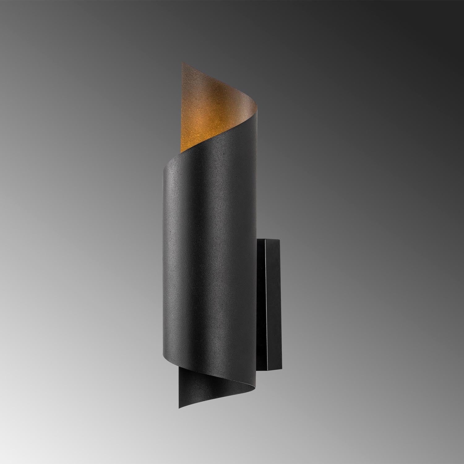 Setzen Sie mit der Sivani Wandleuchte in Schwarz von Opviq stilvolle Akzente. Ihr modernes, industrielles Design und die robuste Bauweise verleihen jedem Raum Charakter.