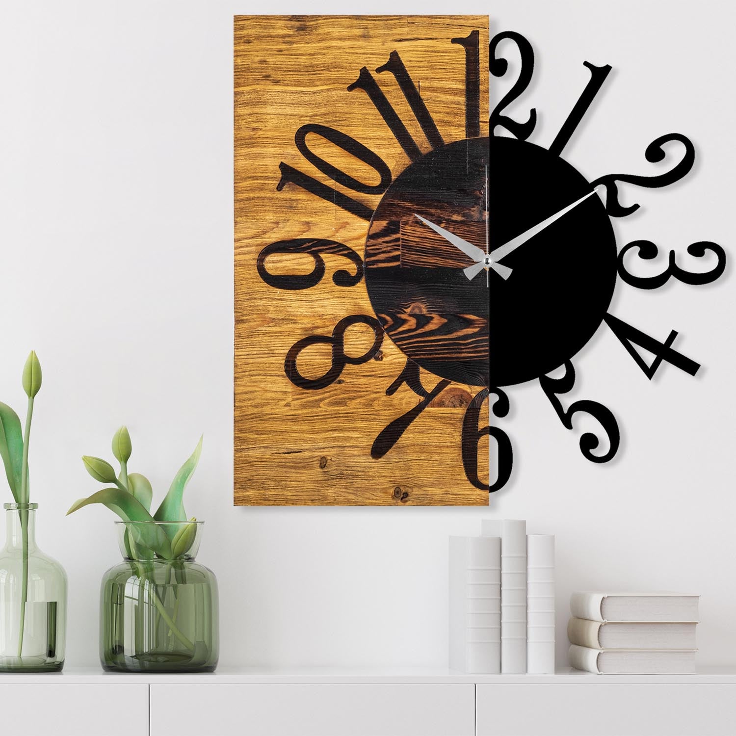 Entdecken Sie die elegante Wooden Clock 7 in Walnuss Schwarz von Wallity – eine stilvolle Wanduhr aus echtem Holz, die jedem Raum Charakter verleiht.