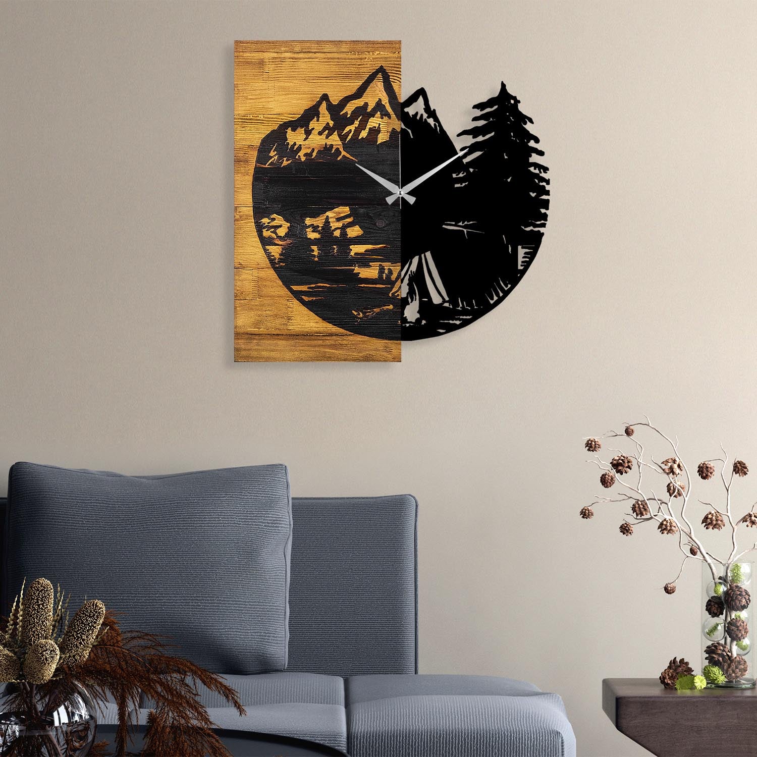Verleihen Sie Ihrem Raum mit der Wooden Clock 19 in Walnuss Schwarz von Wallity einen Hauch von Eleganz. Handgefertigt aus 100% Holz, ist jede Uhr ein einzigartiges Kunstwerk.